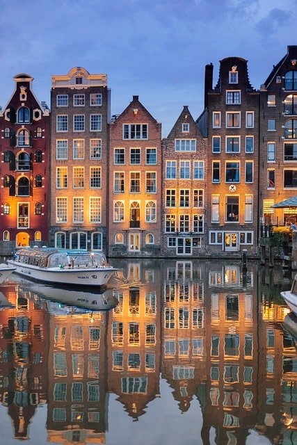 Quels sont les trois musées qui font sensation à Amsterdam ?